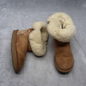 UGG Women 7 Winter Boots Beige Bailey Button Suede Shearling Fur Trim Pull-On